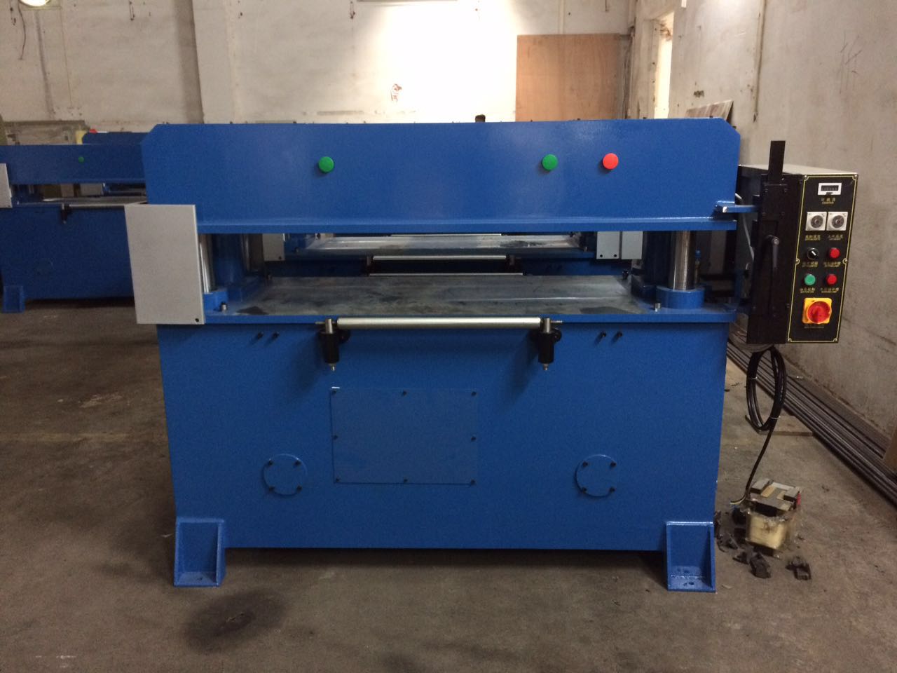 蜂窩紙板立切機(jī)，EVA立切機(jī),直切機(jī)，熱溶膠機(jī)廠家