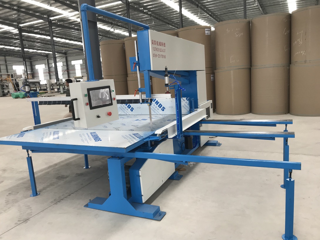 新型全自動(dòng)蜂窩紙板立切機(jī)