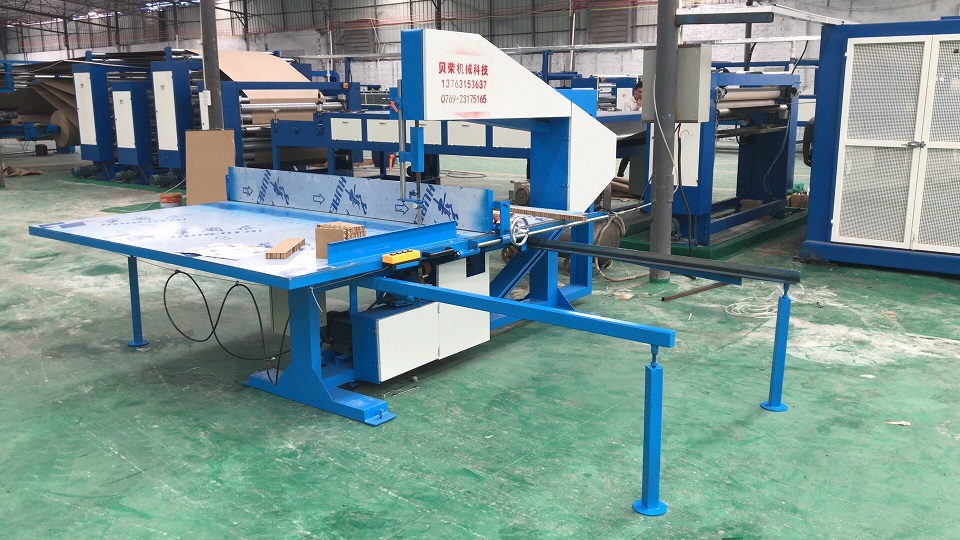 新型全自動(dòng)蜂窩紙板立切機(jī)