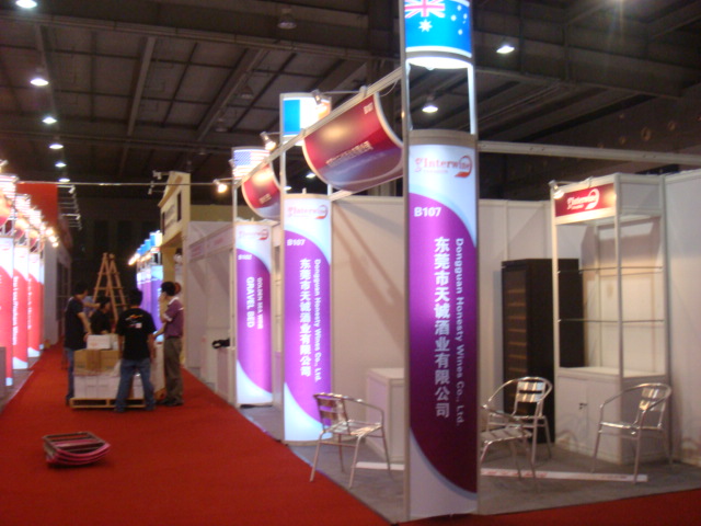 南寧方鋁特裝展位搭建，方柱展臺簡單安裝效果大氣。