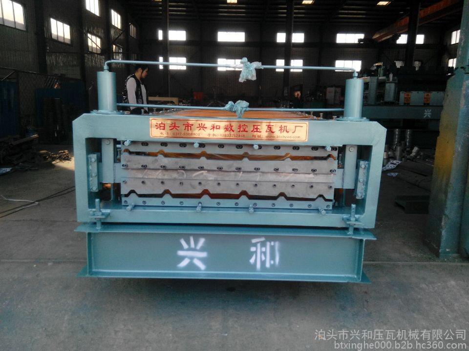 雙層彩鋼瓦成型機(jī)節(jié)省空間   換板時(shí)間 短，提高了產(chǎn)出率。