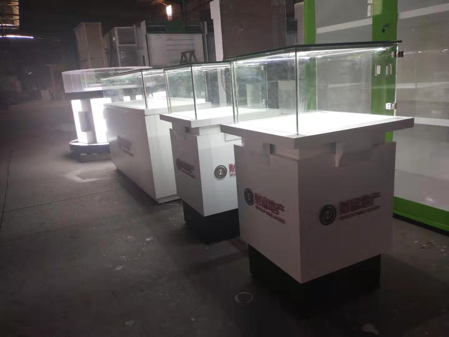 網(wǎng)上關(guān)于哪家工廠做的展柜好些國(guó)明化妝品展柜廠來解答