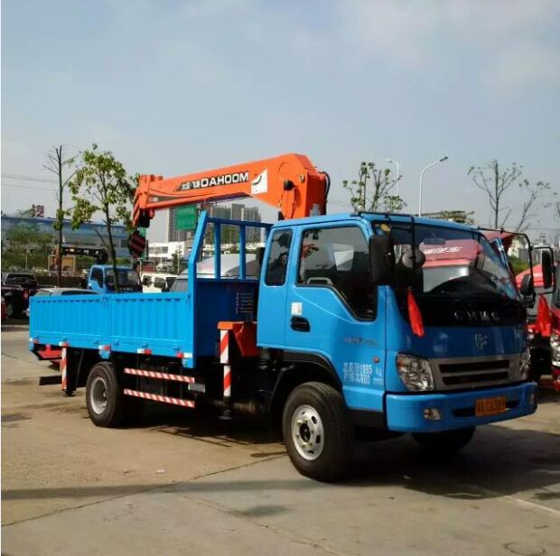 隨車吊出售_想買優(yōu)惠的四川現(xiàn)代隨車吊，就來錦航汽車銷售公司