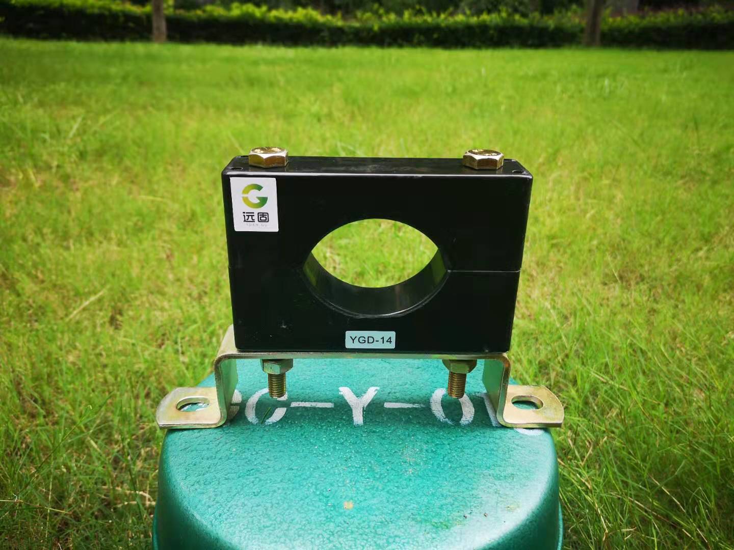 單孔電纜固定夾具規(guī)格,低壓電纜固定夾性能,阻燃電纜夾具圖片