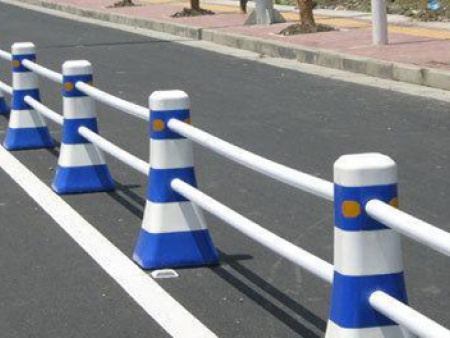 混凝土隔離墩|質量好的平?jīng)龈綦x墩當選路發(fā)交通
